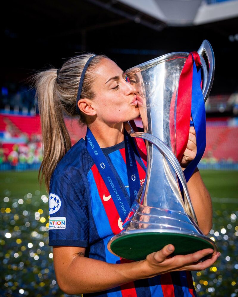 a women hold a trophy